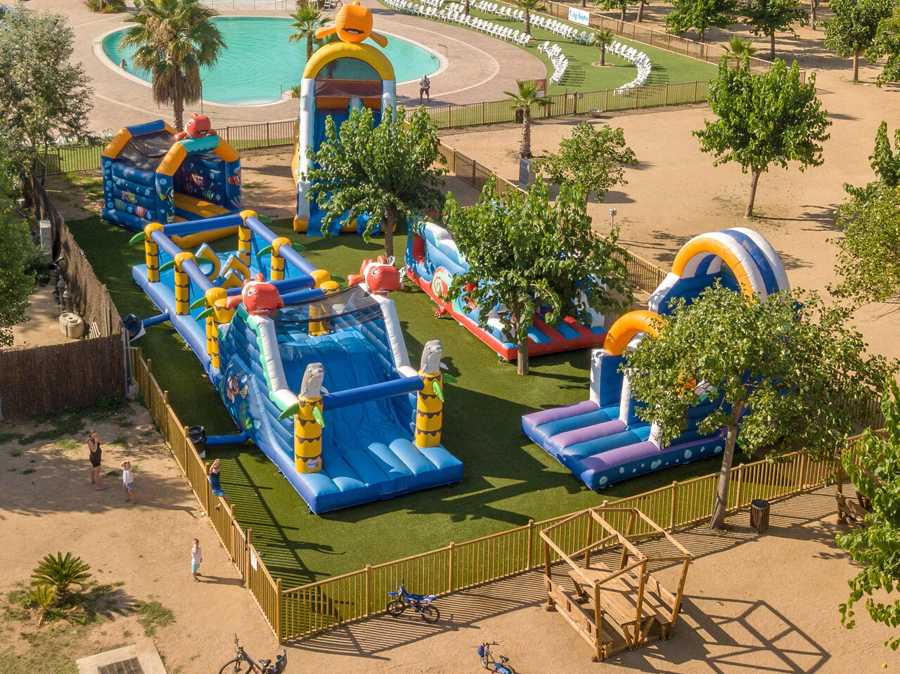 Parque de juegos hinchables, toboganes y piscina en el camping CAPFUN Tordera-Nacions.