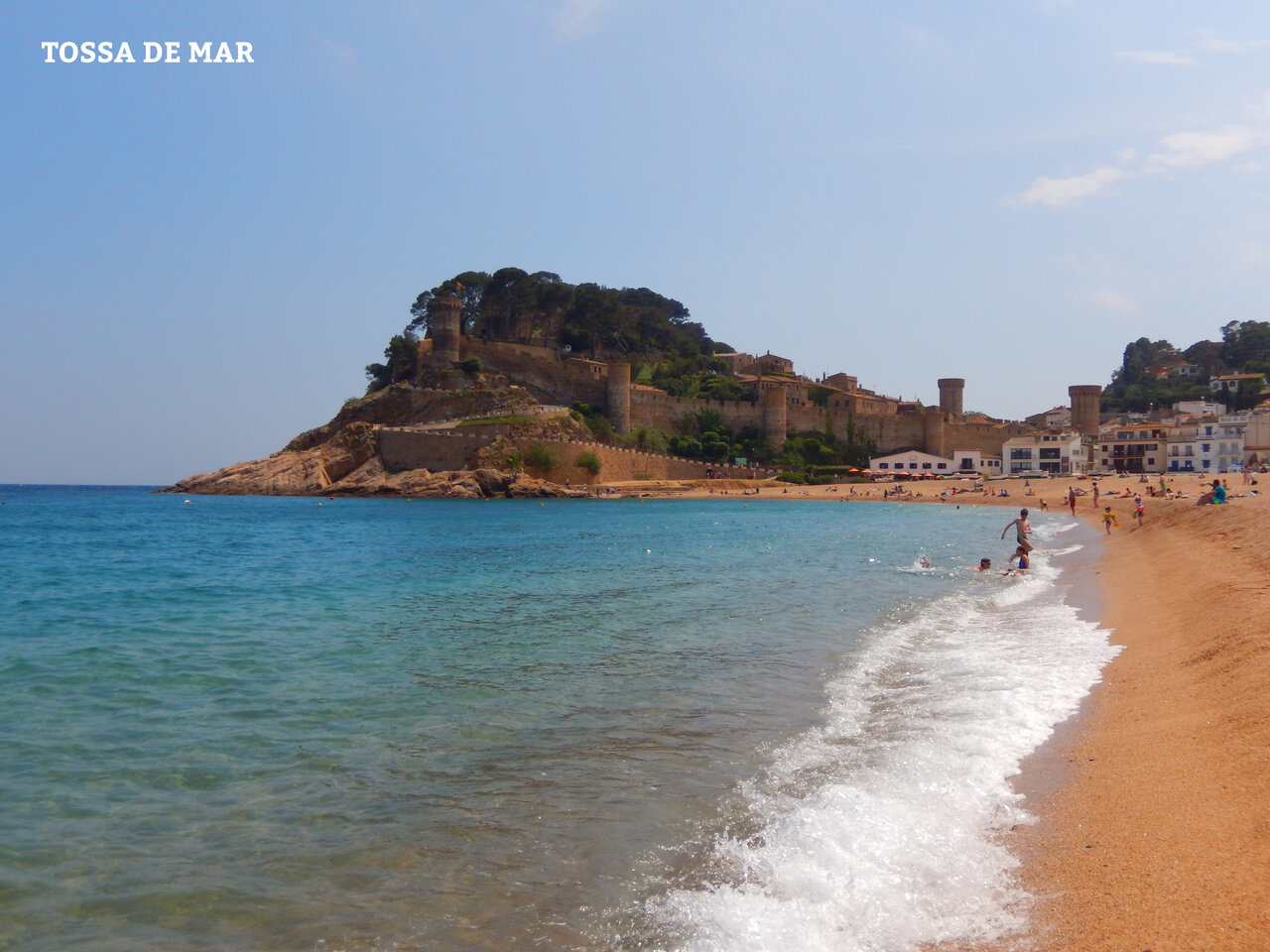 Playa de Tossa de Mar con la Vila Vella fortificada, Costa Brava, Espa�a.