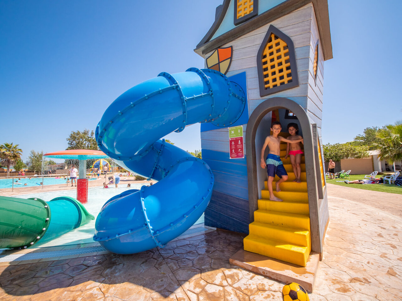 Toboganes acu�ticos y piscina infantil en el camping CAPFUN Tordera-Nacions en Malgrat de Mar (08).