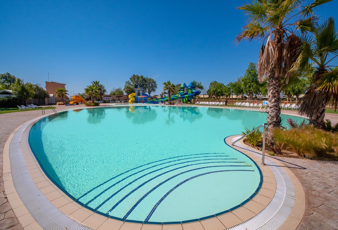 Gran piscina exterior con toboganes acu�ticos en el camping CAPFUN Tordera-Nacions en Malgrat de Mar.