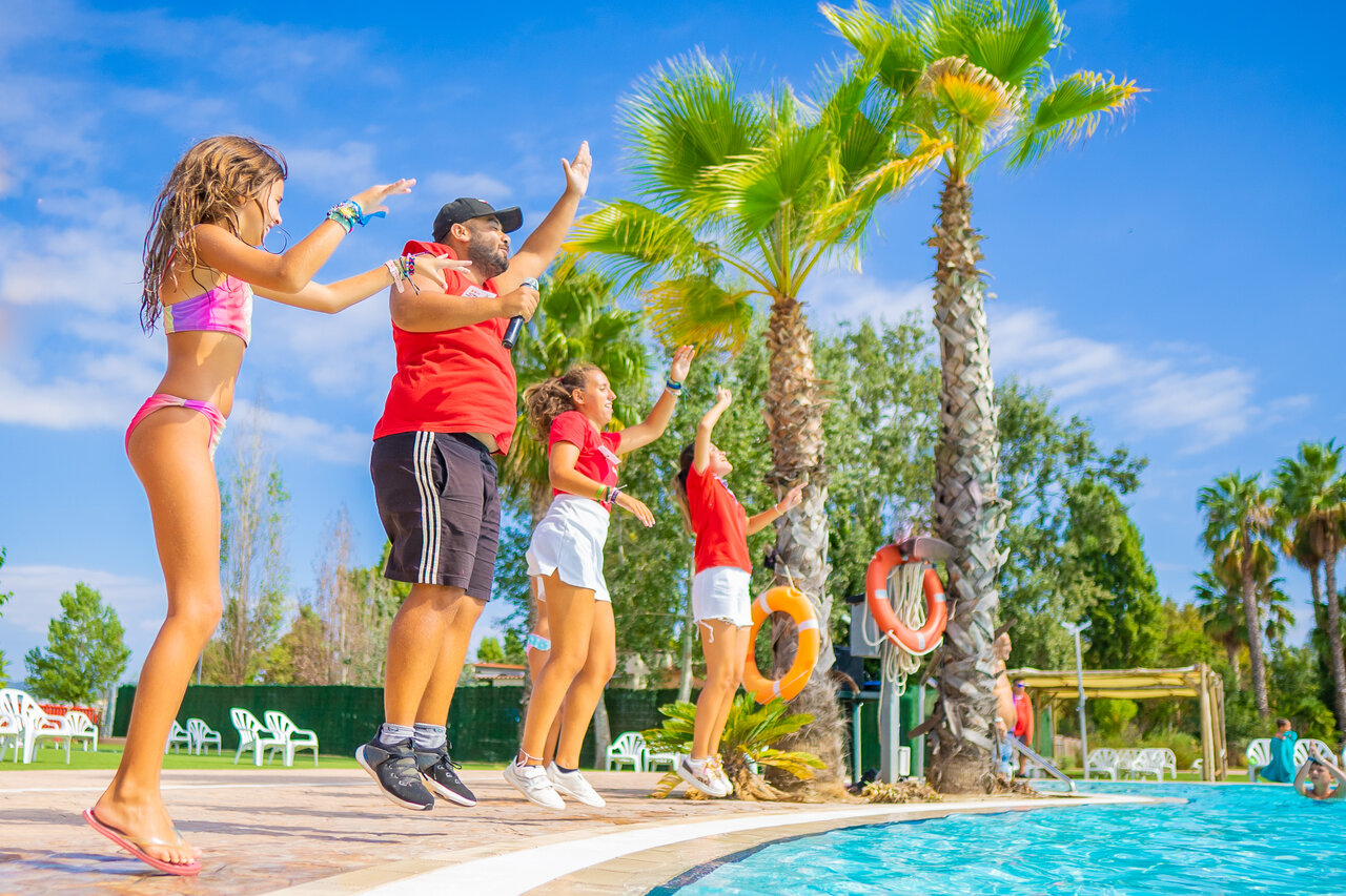 Animaci�n din�mica junto a la piscina en el camping CAPFUN Tordera-Nacions.