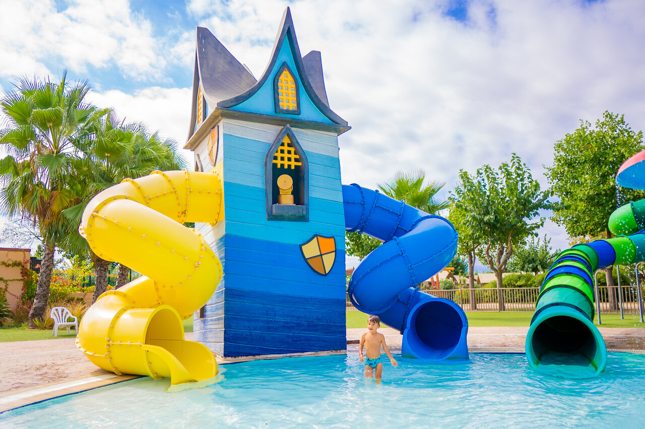 Toboganes acu�ticos coloridos y juegos de agua infantiles en el camping CAPFUN Tordera-Nacions en Malgrat de Mar (08).