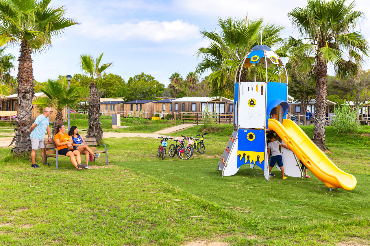 Zona de juegos cohete con tobog�n, ni�os y casas m�viles en el camping CAPFUN Tordera-Nacions en Malgrat de Mar.