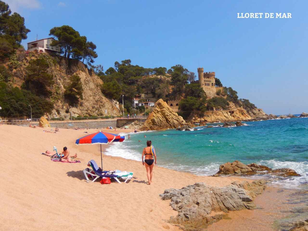 Playa de arena fina y castillo medieval para visitar en Lloret de Mar.