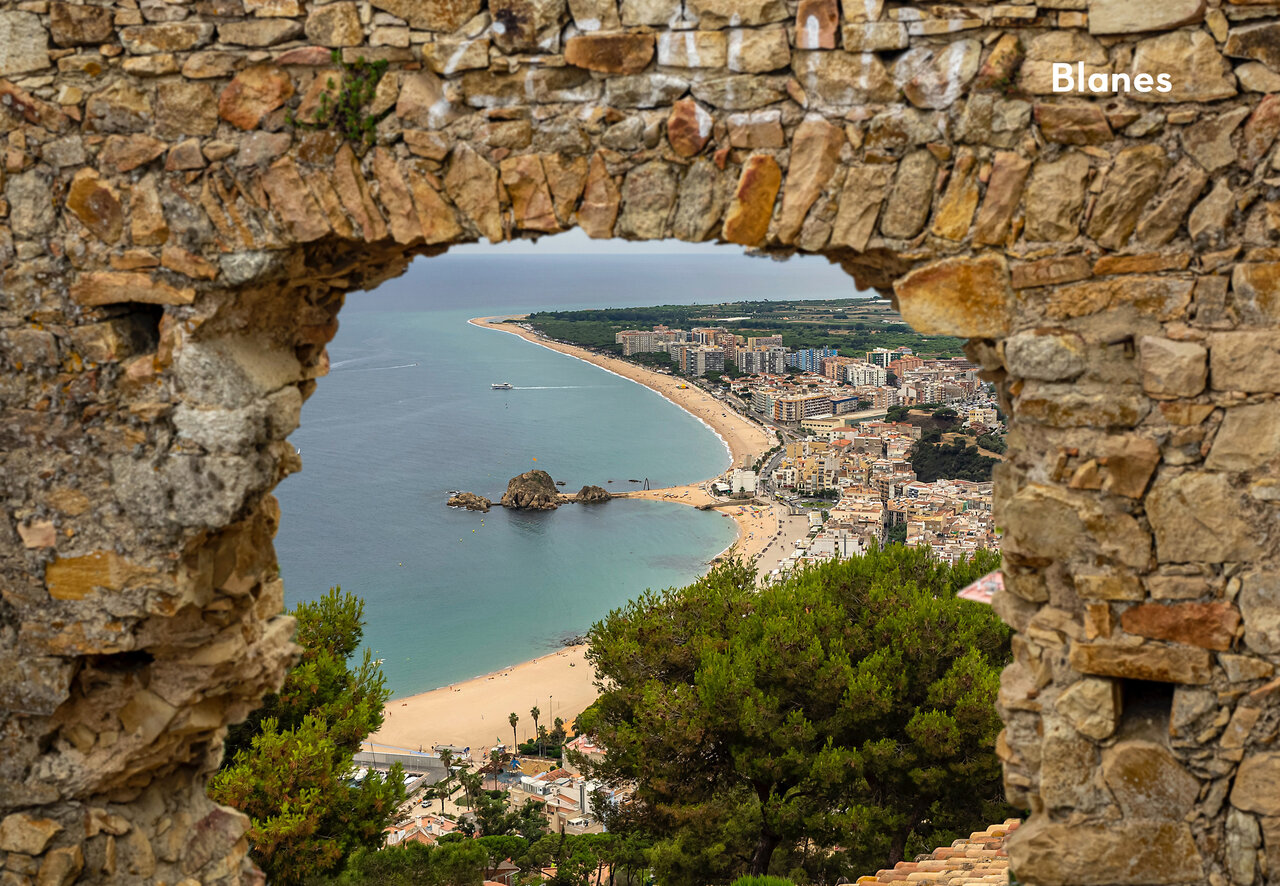 Vista panor�mica de Blanes, ciudad costera con playa y mar Mediterr�neo.