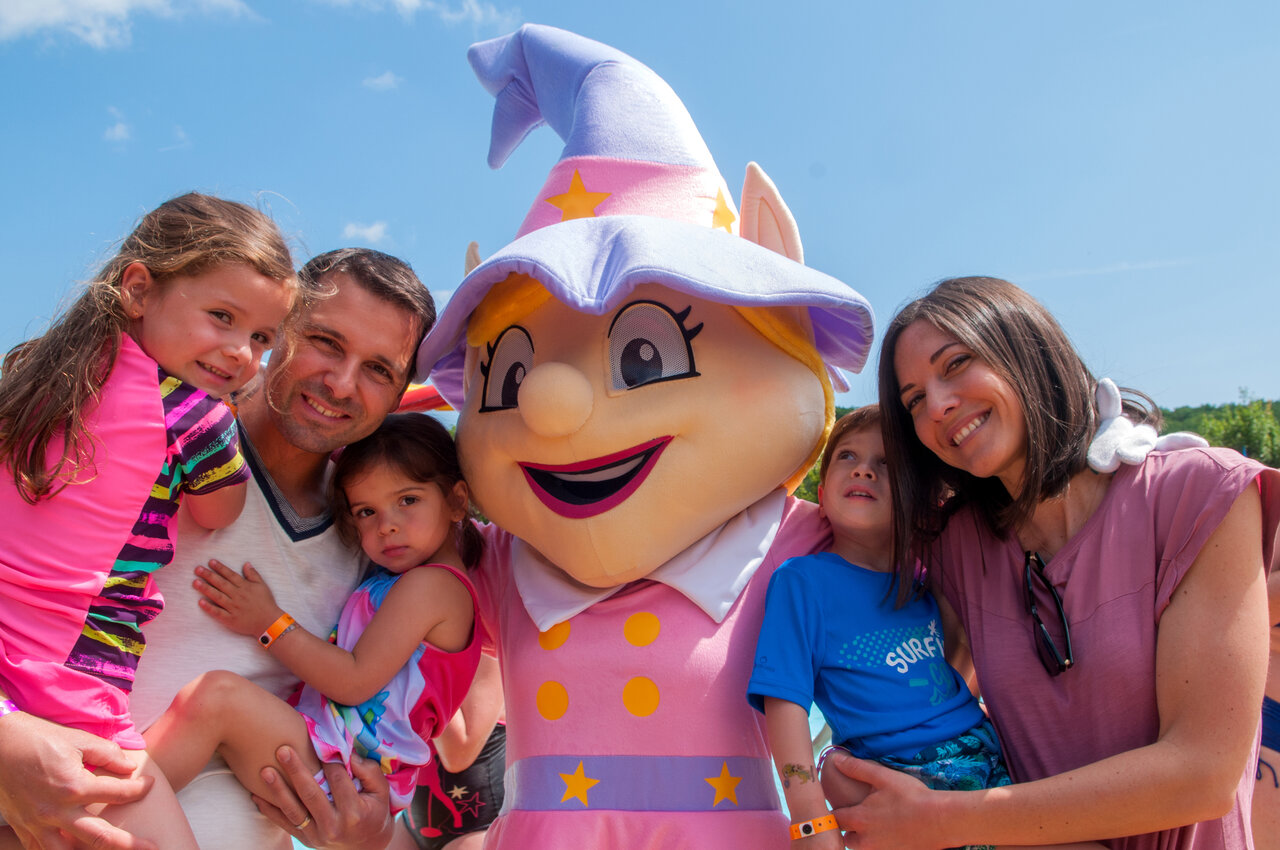 Familia sonriente con mascota del camping, animaci�n infantil en CAPFUN Tordera-Nacions en Malgrat de Mar.