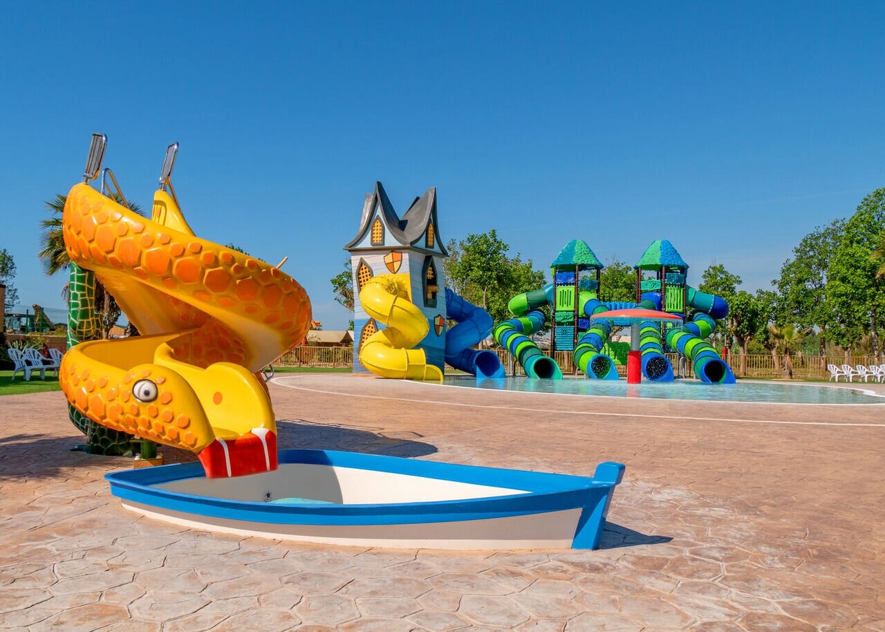 Toboganes acu�ticos coloridos y zona de juegos infantiles en el camping CAPFUN Tordera-Nacions en Malgrat de Mar (08).