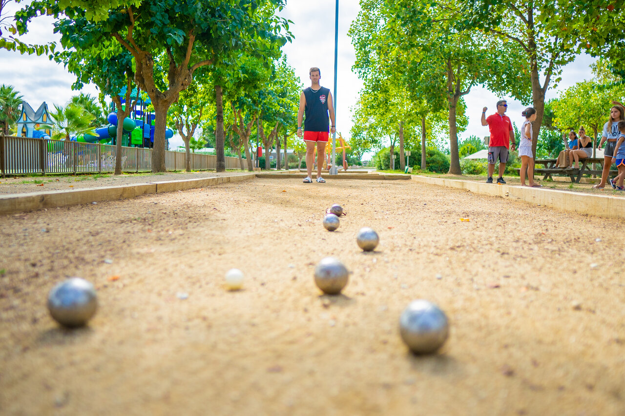 Cancha de petanca con jugadores y bolas en camping CAPFUN Tordera-Nacions, Malgrat de Mar (08).
