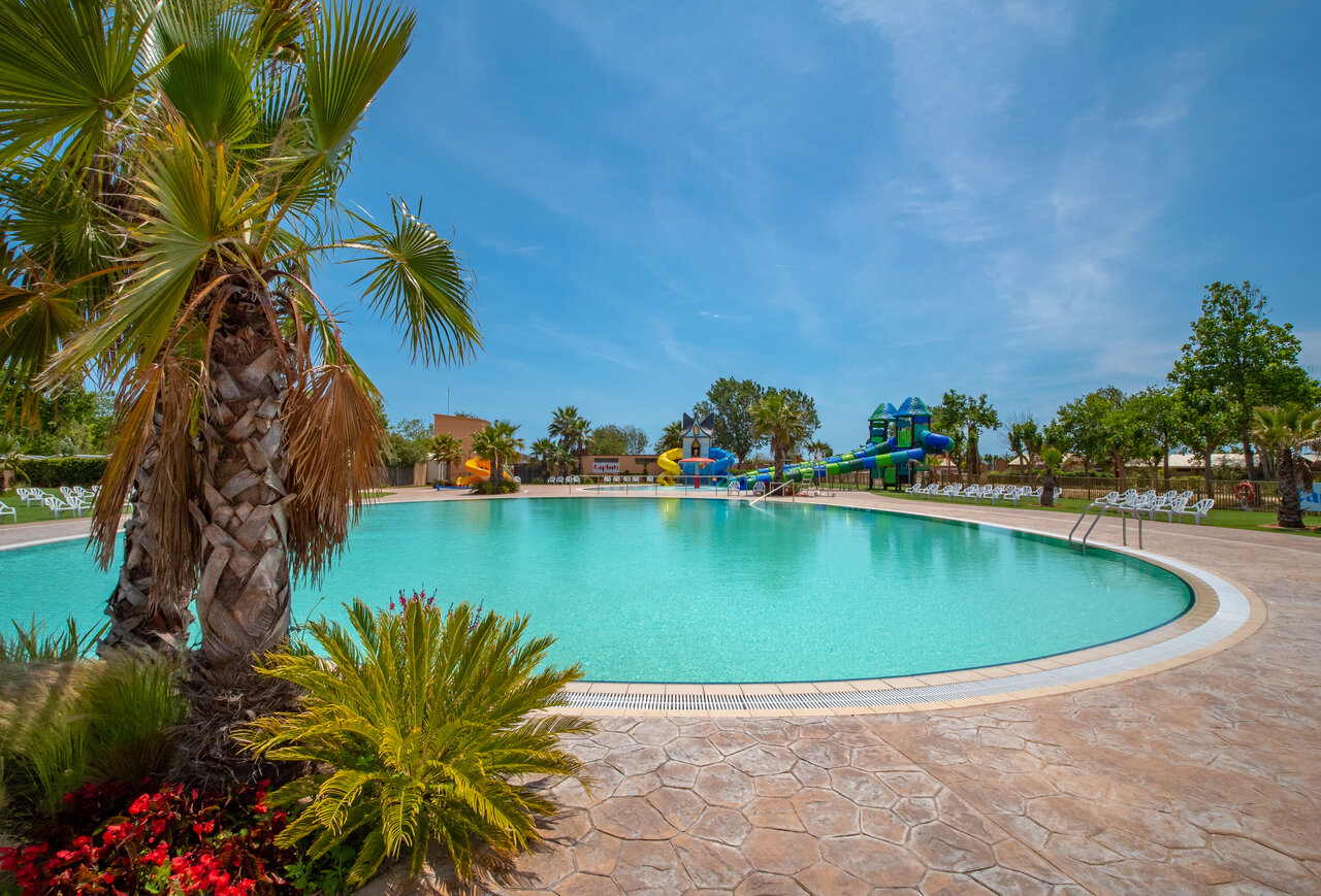Gran piscina exterior con toboganes acu�ticos y juegos en el camping CAPFUN Tordera-Nacions en Malgrat de Mar (08).