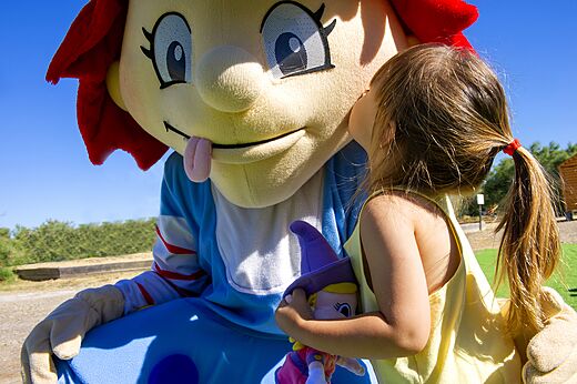 Mascota de camping y ni�a, animaci�n en CAPFUN Tordera-Nacions, Malgrat de Mar.