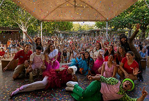 Equipo de animación en espectáculo con confeti y público alegre en el camping CAPFUN Tordera-Nacions en Malgrat de Mar.