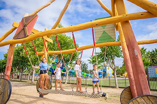 Ni�os jugando en estructura de juegos de madera en camping CAPFUN Tordera-Nacions en Malgrat de Mar (08).