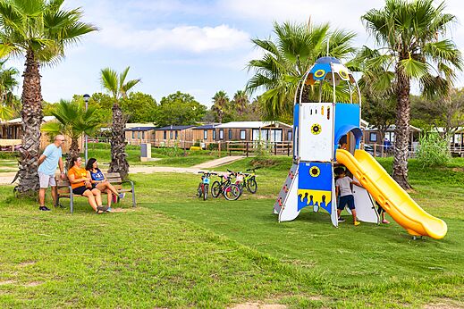 �rea de juegos cohete con tobog�n para ni�os, camping CAPFUN Tordera-Nacions Malgrat de Mar.