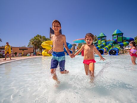 Piscina, ni�os, toboganes acu�ticos en CAPFUN Tordera-Nacions, Malgrat de Mar (08).