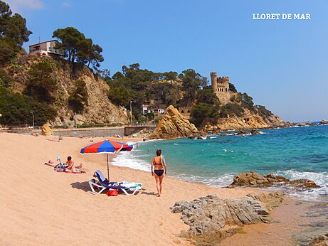 Playa de Lloret de Mar con su castillo medieval, Costa Brava, Espa�a.