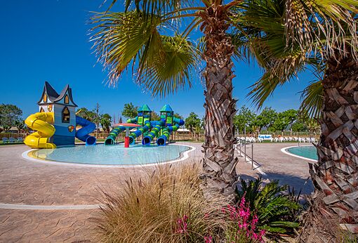 Toboganes acuáticos y piscina infantil CAPFUN Tordera-Nacions en Malgrat de Mar (08).