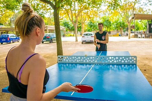 Tenis de mesa al aire libre en el camping CAPFUN Tordera-Nacions en Malgrat de Mar (08).