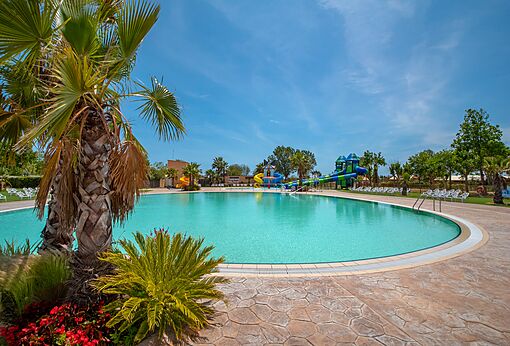 Piscina exterior, toboganes y juegos acuáticos en CAPFUN Tordera-Nacions, Malgrat de Mar (08).