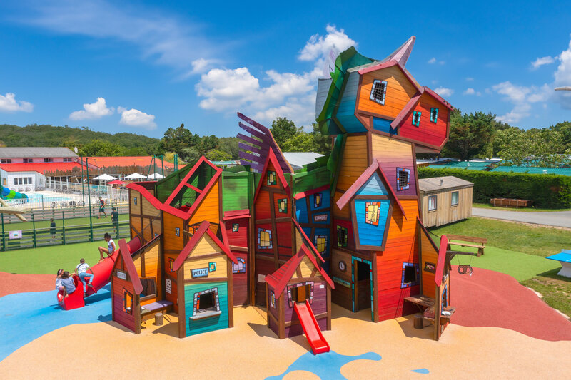 Juego Carabouille - �rea de juegos colorida, toboganes, ni�os, piscina en CAPFUN Celeste en Breuillet (17).