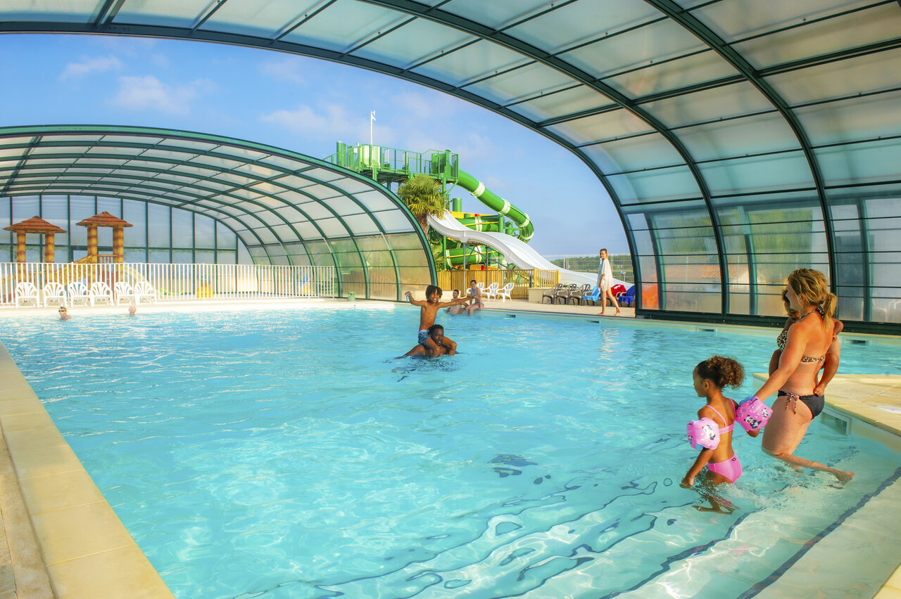 Piscina cubierta, tobog�n acu�tico y juegos infantiles en el camping CAPFUN Celeste en Breuillet (17).