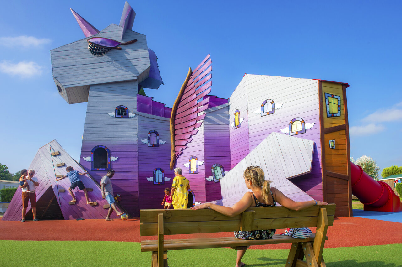 Zona de juegos drag�n morado, tobog�n, ni�os, en camping CAPFUN Celeste en Breuillet.