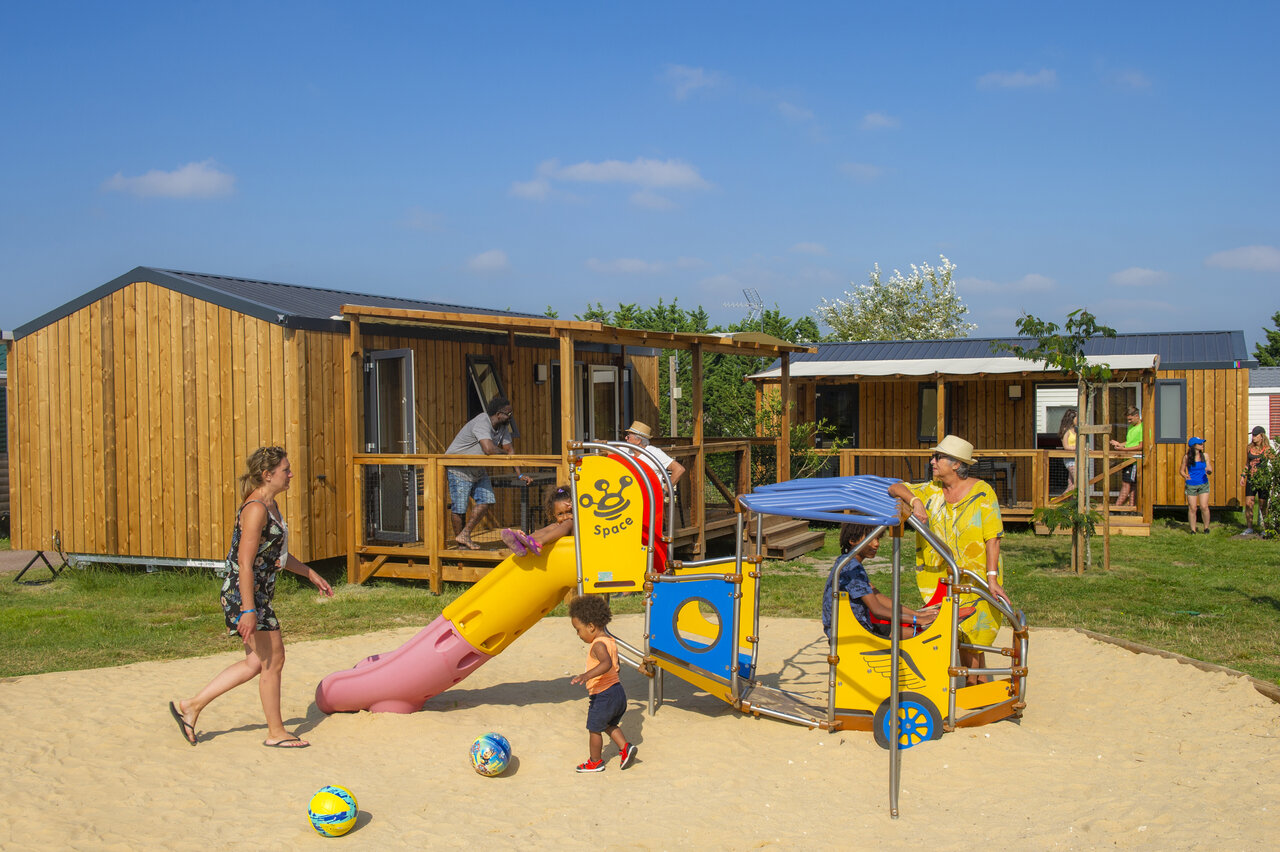 Zona de juegos infantil y Mobil-homes en el camping CAPFUN Celeste en Breuillet (17).