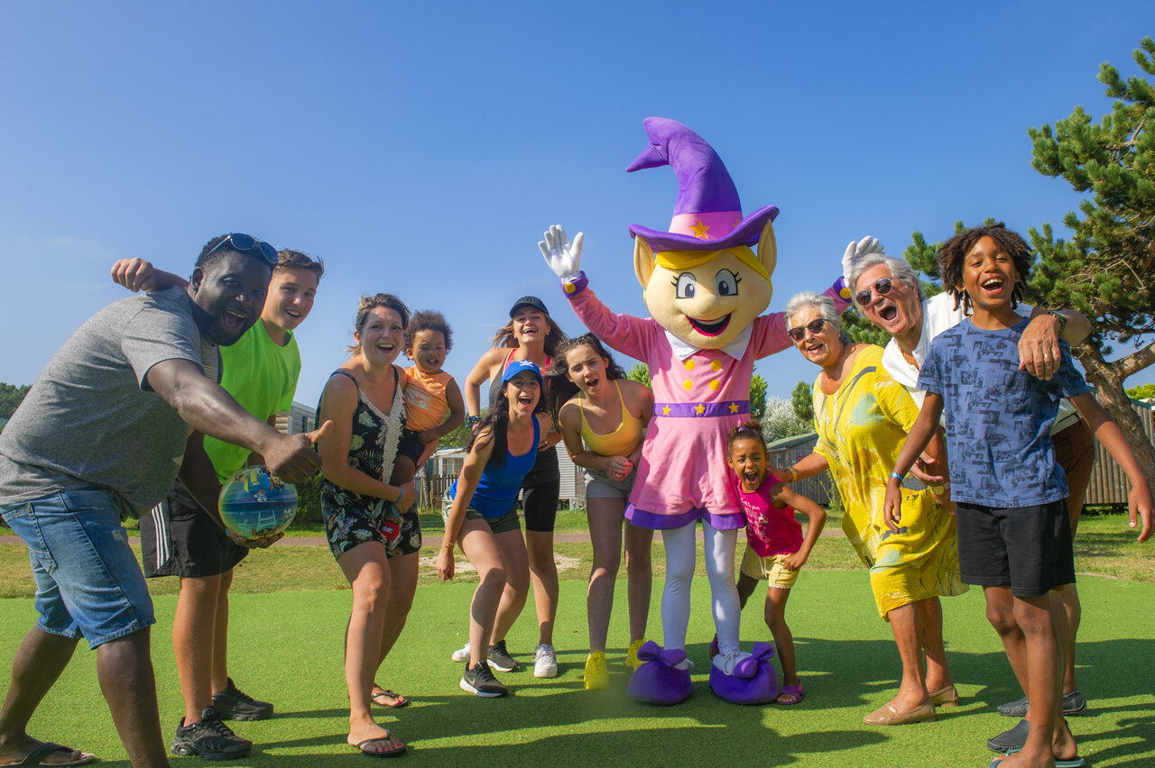 Animaci�n con mascota y familia sonrientes en el camping CAPFUN Celeste en Breuillet.