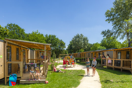 Casas móviles con terrazas y zona de juegos en el camping CAPFUN Celeste en Breuillet (17).