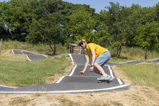 Hombre en patineta en la pista de pump track del camping CAPFUN Celeste, Breuillet.