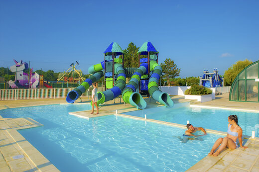 Toboganes acuáticos y piscina exterior en el camping CAPFUN Celeste en Breuillet (17).