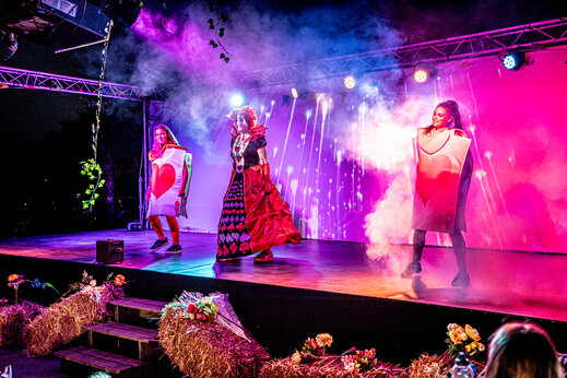 Espect�culo de disfraces en el escenario con luces y humo en el camping CAPFUN Celeste en Breuillet (17).