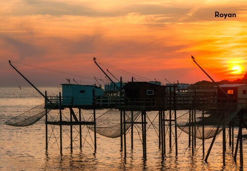 Cabañas de pesca tradicionales al atardecer en Royan, Charente-Maritime.