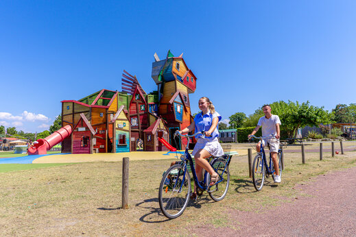 Gran estructura de juegos colorida con tobog�n en el camping CAPFUN Celeste en Breuillet (17).