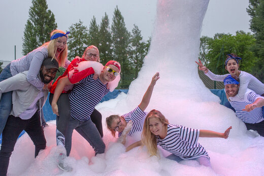 Jóvenes disfrutando fiesta de espuma animada en camping CAPFUN Celeste en Breuillet (17).
