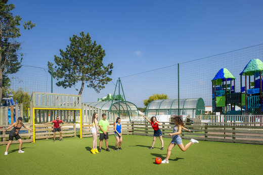 F�tbol en campo multideportivo al camping CAPFUN Celeste en Breuillet (17).