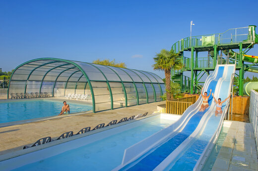 Toboganes acuáticos y piscina cubierta en el camping CAPFUN Celeste en Breuillet (17).