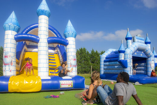Castillos hinchables para ni�os y familia en el camping CAPFUN Celeste en Breuillet (17).