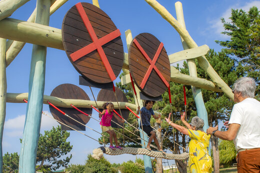 �rea de juegos con ni�os en camping CAPFUN Celeste en Breuillet (17).