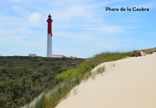 Faro de la Coubre, emblemático faro rojo y blanco cerca de las dunas de arena.