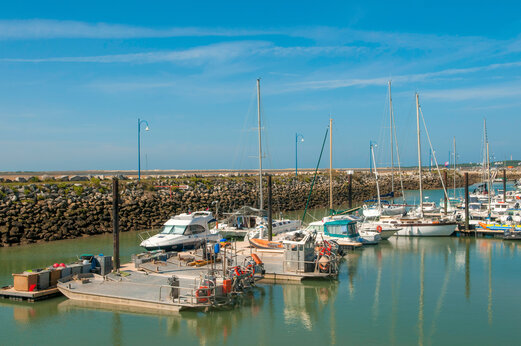 Puerto deportivo con barcos y veleros en el camping CAPFUN Celeste en Breuillet (17).