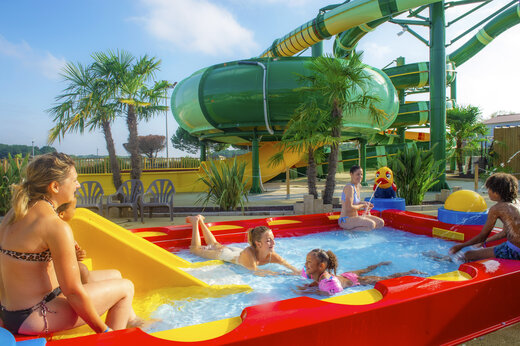 Piscina con toboganes acuáticos y juegos de agua para niños en el camping CAPFUN Celeste en Breuillet (17).