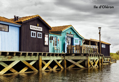 Cabañas coloridas sobre pilotes, restaurante típico de la Isla de Oléron, Charente Marítimo.