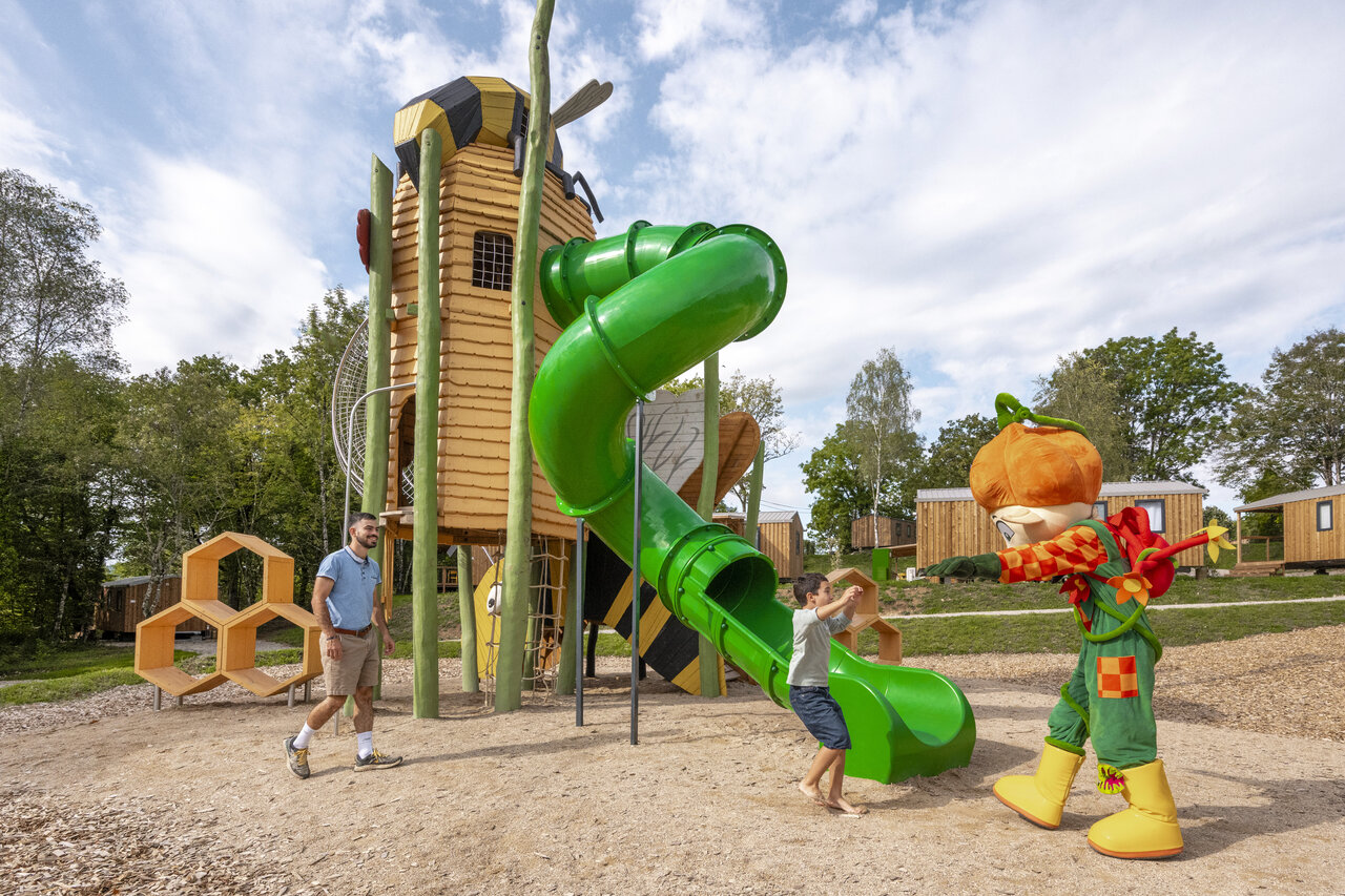 Zona de juegos tem�tica con tobog�n, ni�o y mascota en el camping CLICOCHIC Trelachaume en Maisod (39).