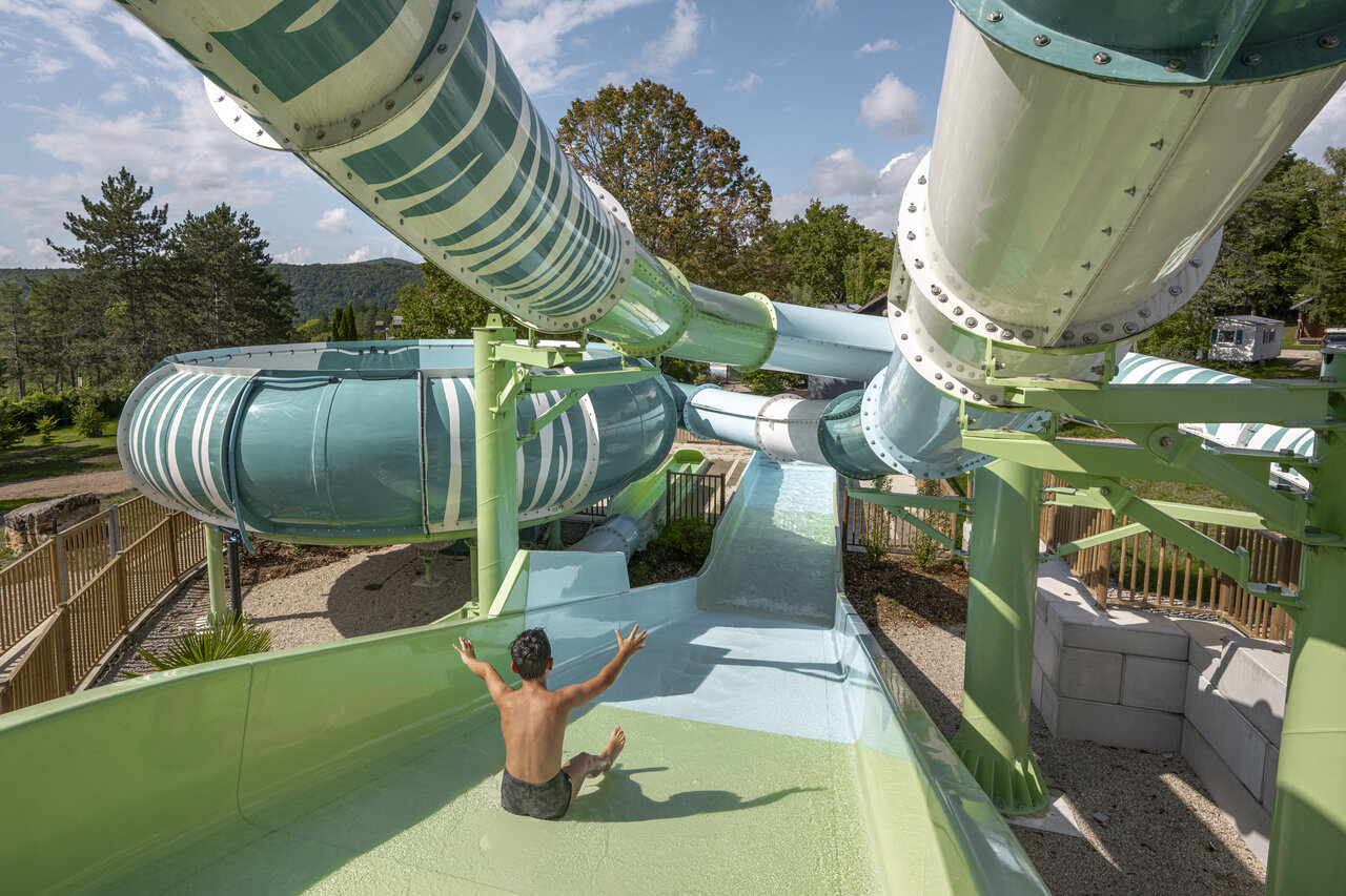 Tobog�n acu�tico gigante con ni�o en el camping CLICOCHIC Trelachaume en Maisod (39).