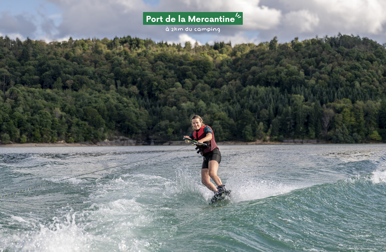Wakeboard Puerto Mercantine en el camping CLICOCHIC Trelachaume en Maisod (39).