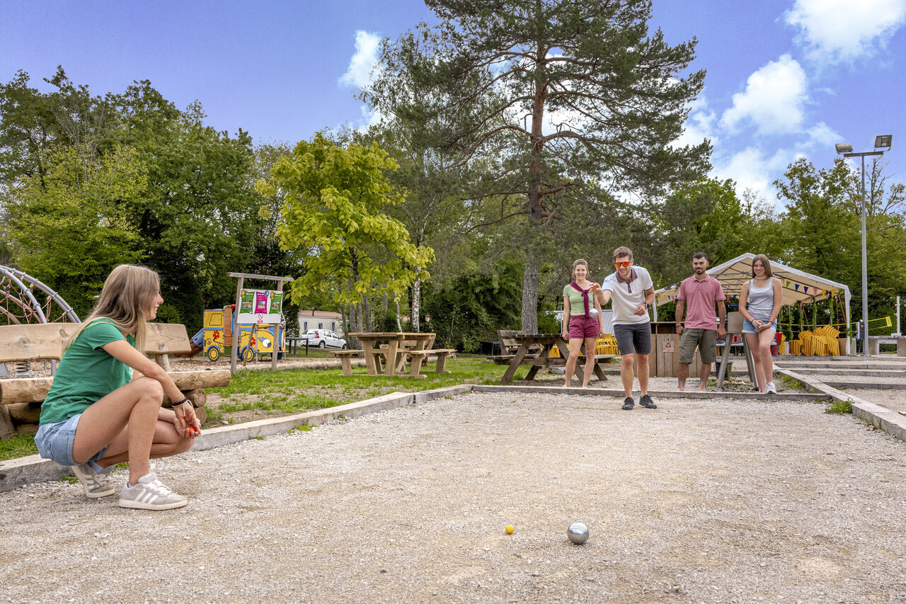 Amigos jugando a la petanca en la cancha del camping en Maisod (39).