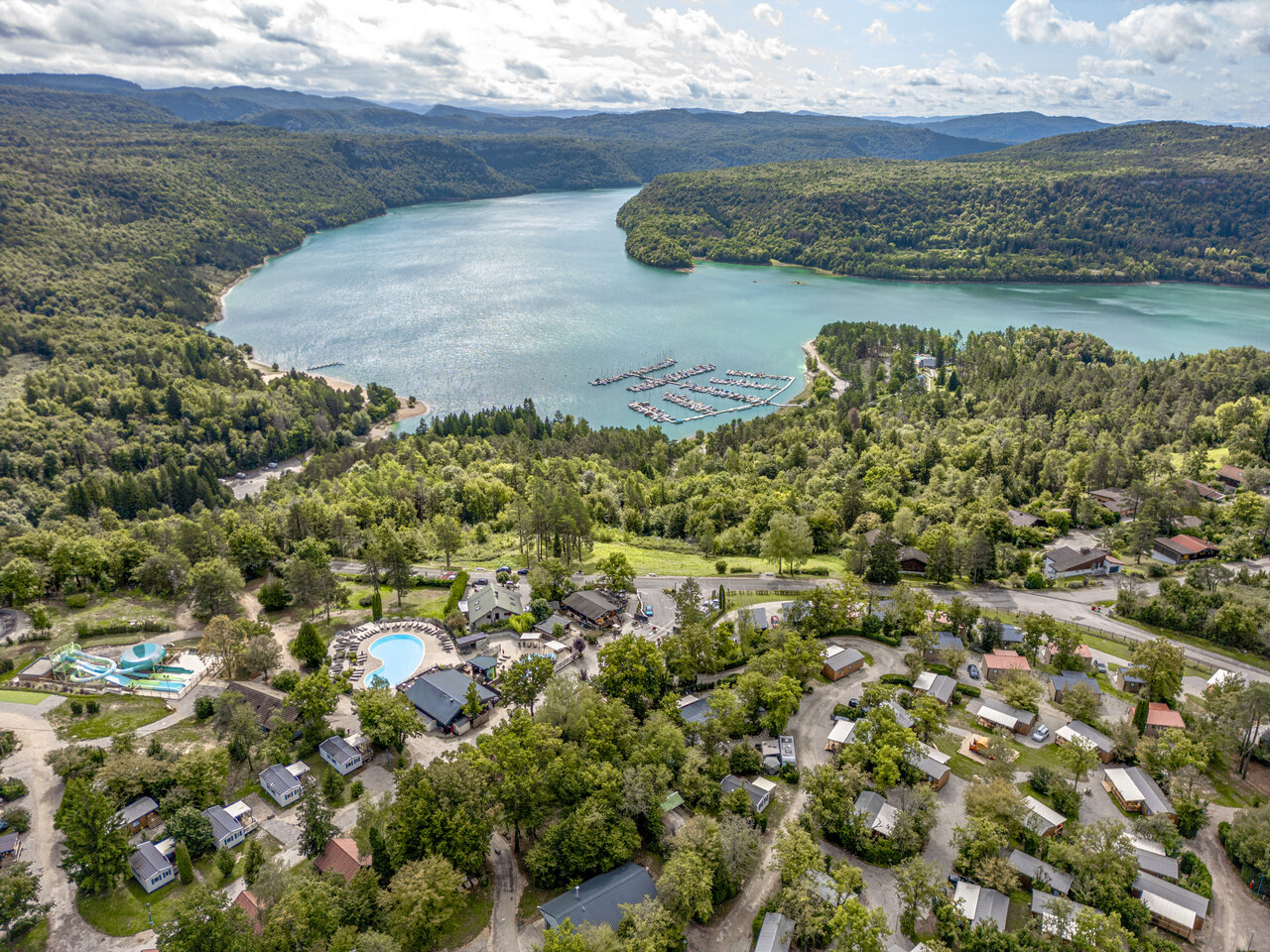 Piscina, Mobil-homes, lago en el camping CLICOCHIC Trelachaume en Maisod (39).