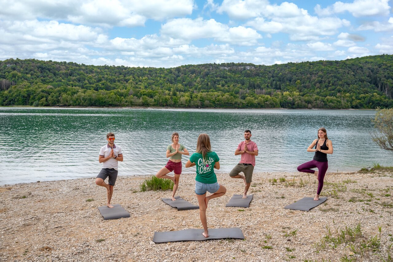 Yoga al aire libre en el camping CLICOCHIC Trelachaume en Maisod.