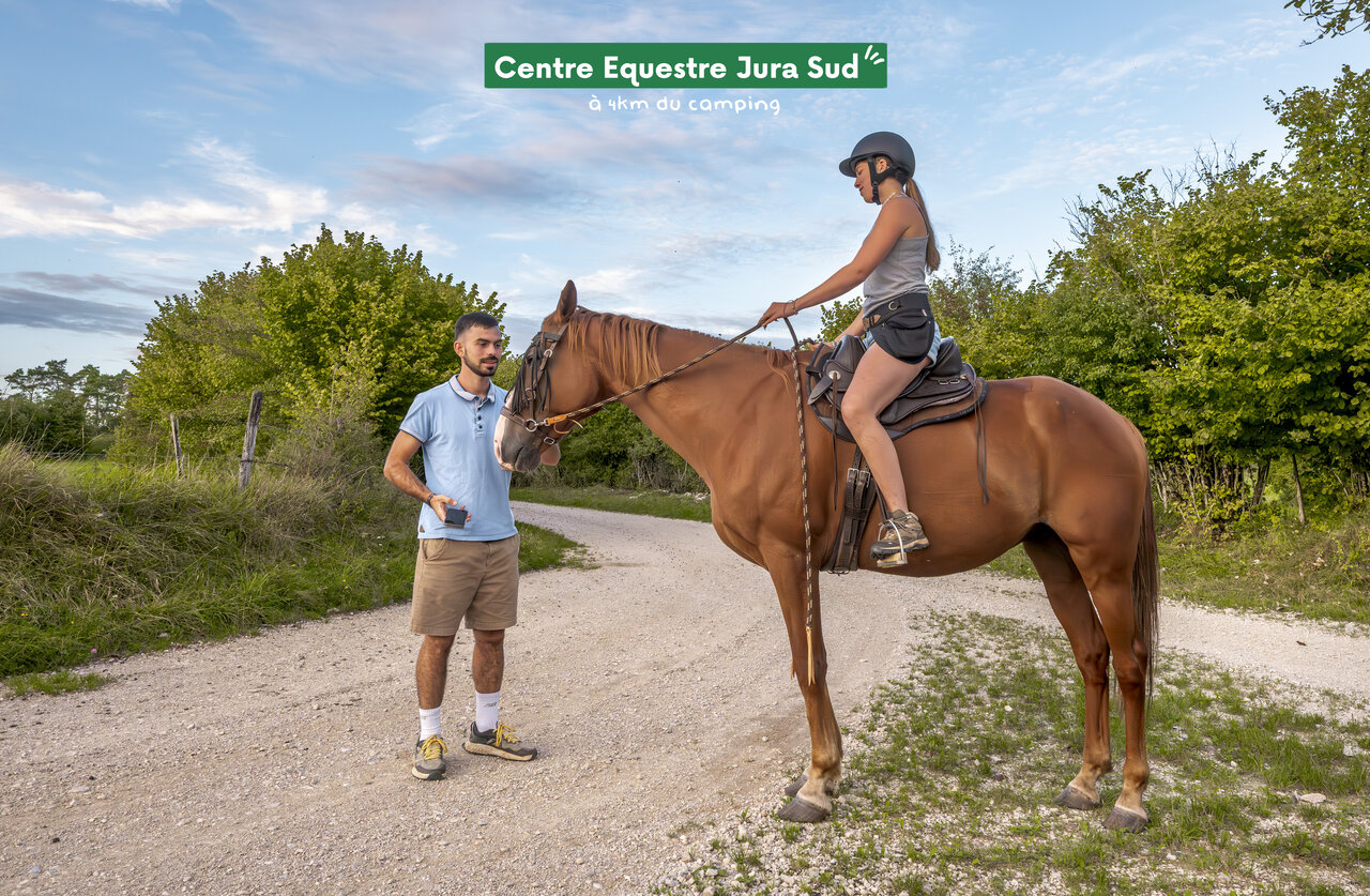 Centro ecuestre Jura Sud, actividad de equitaci�n con jinete a caballo en Jura.