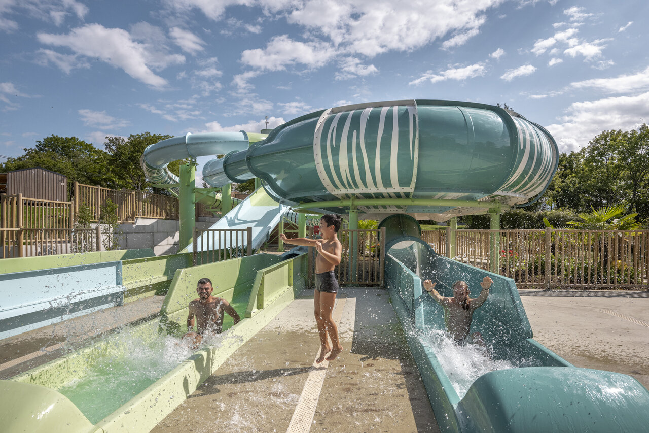Toboganes acu�ticos y juegos de agua en el camping CLICOCHIC Trelachaume en Maisod (39).